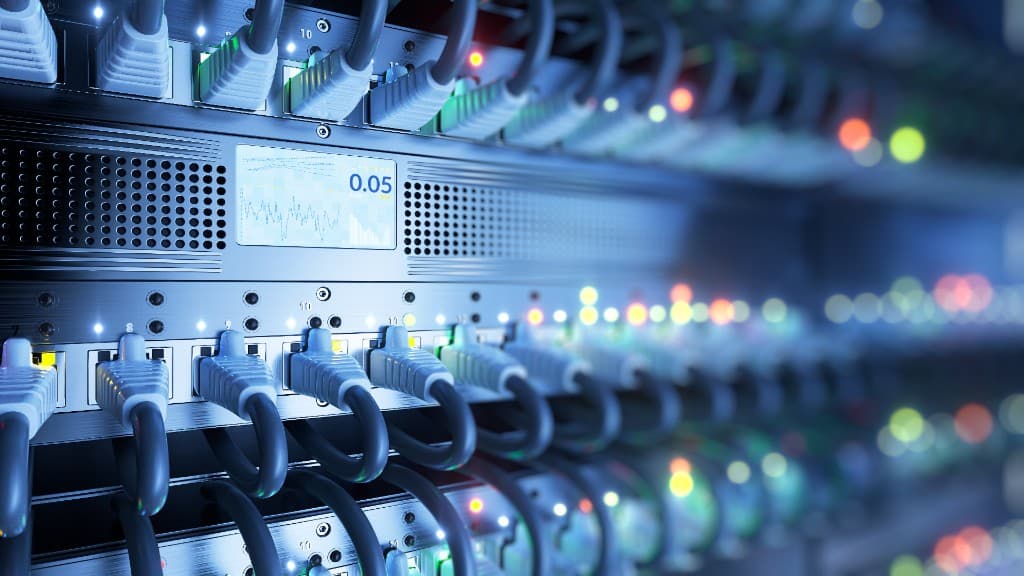 Rack de red con cableado estructurado e indicadores LED en un centro de datos